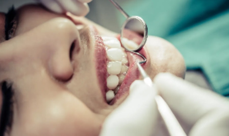 Dentista examinando os dentes de uma paciente